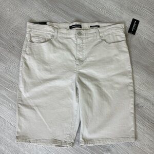 Bandolino Women Riley Relaxed Fot Bermuda Shorts size 16 Cream Stone